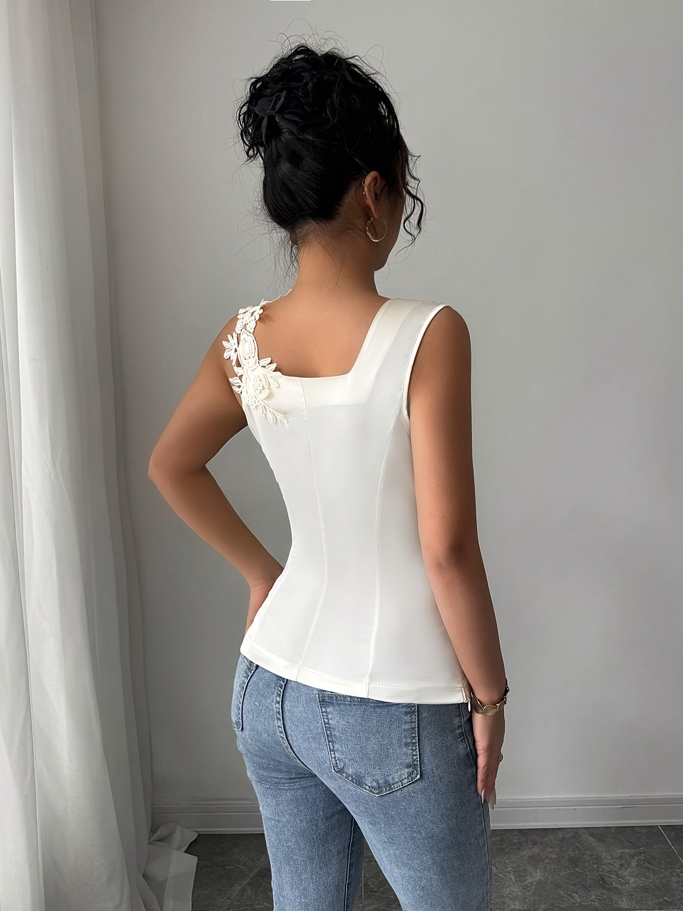 'LUNARIA' LACE TOP